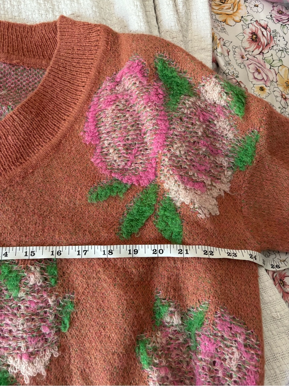 Anthropologie distressed Rust Pink Floral Knit Sweater with Green Accents - Picture 4 of 9